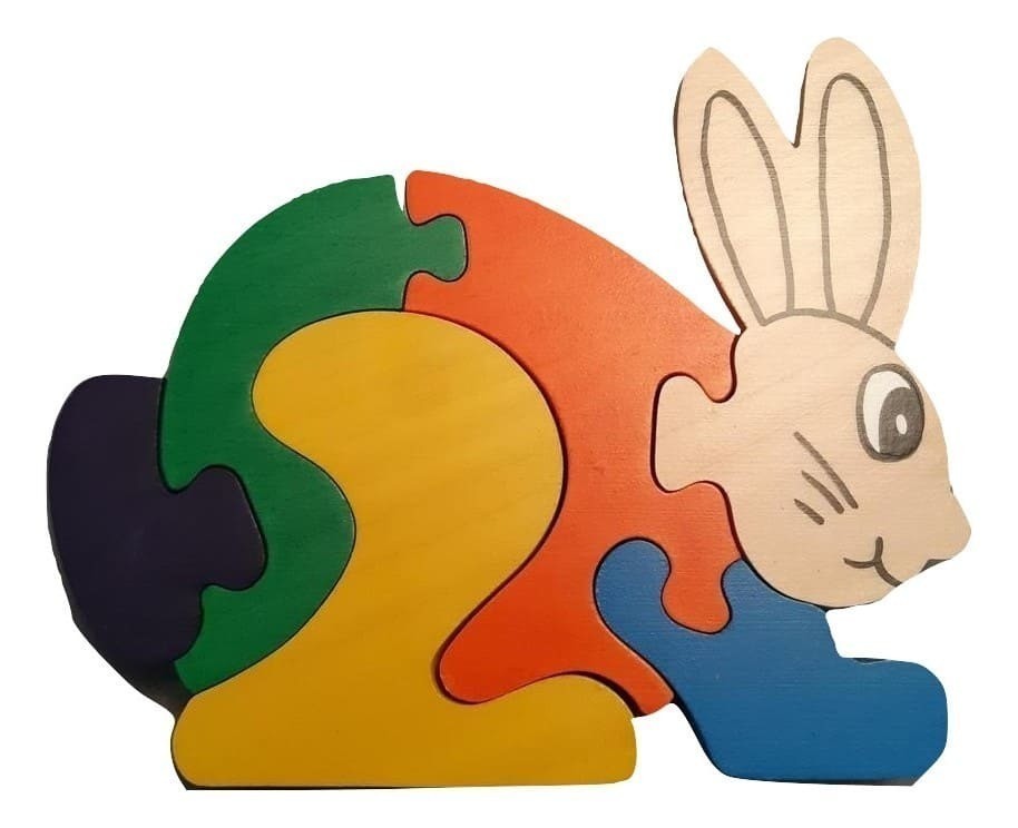 Un puzzle 3d en bois en forme de lapin pour les enfants de trois ans.